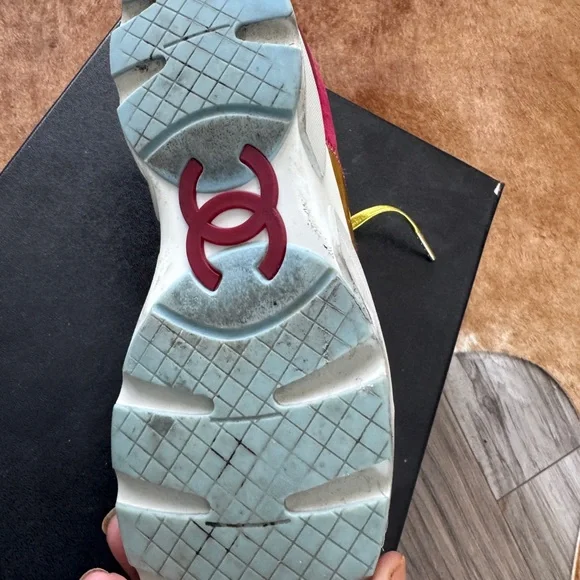 CHANEL Black Sneaker Box with Fuchsia Label - Picture 5 of 8